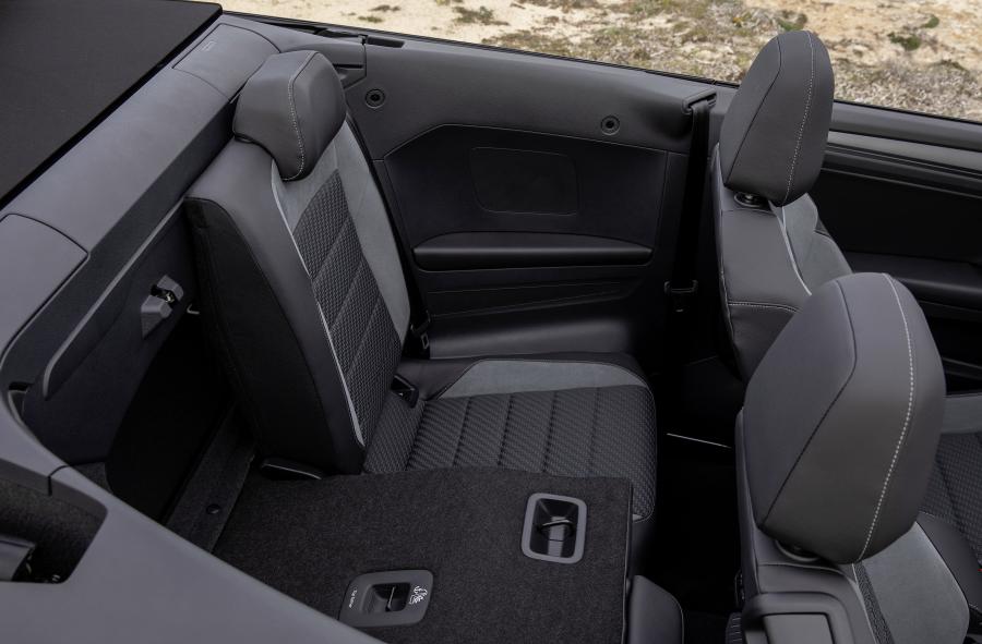 Интерьер Volkswagen T-Roc Cabriolet R-Line 2019 года  (WW) (фото 121 из 137)